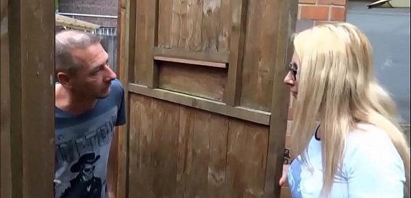 Geile MILF laesst sich vom Nachbarrn im Garten ficken